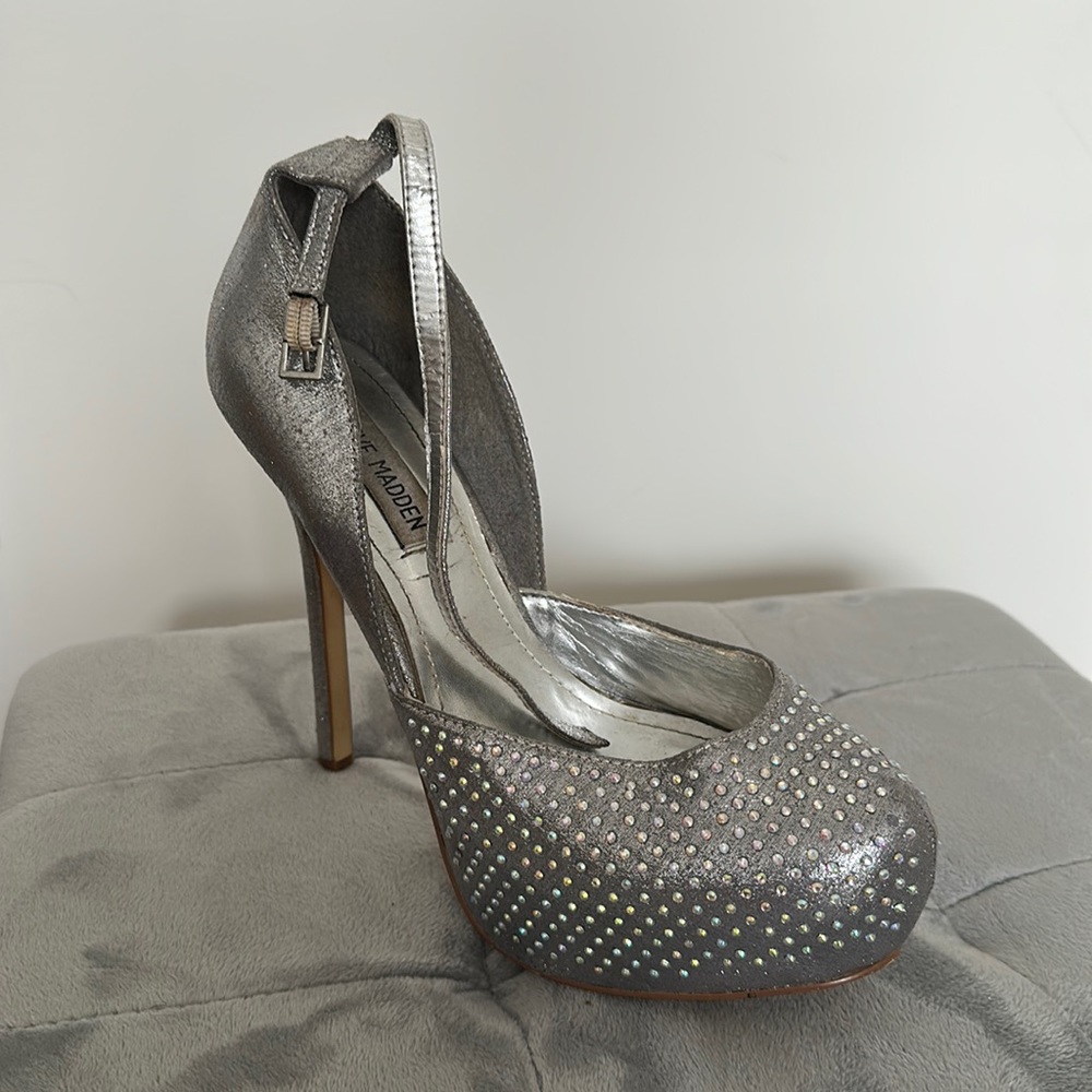 Steve Madden Silver Pumps